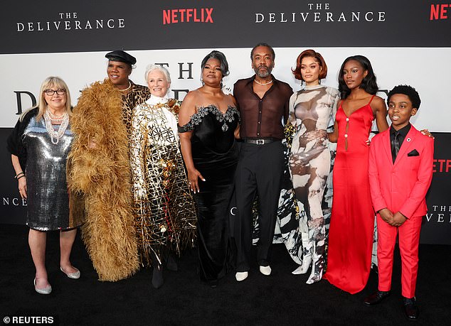 جميع الممثلين يلتقطون الصور مع المخرج لي دانييلز (وسط الصورة)