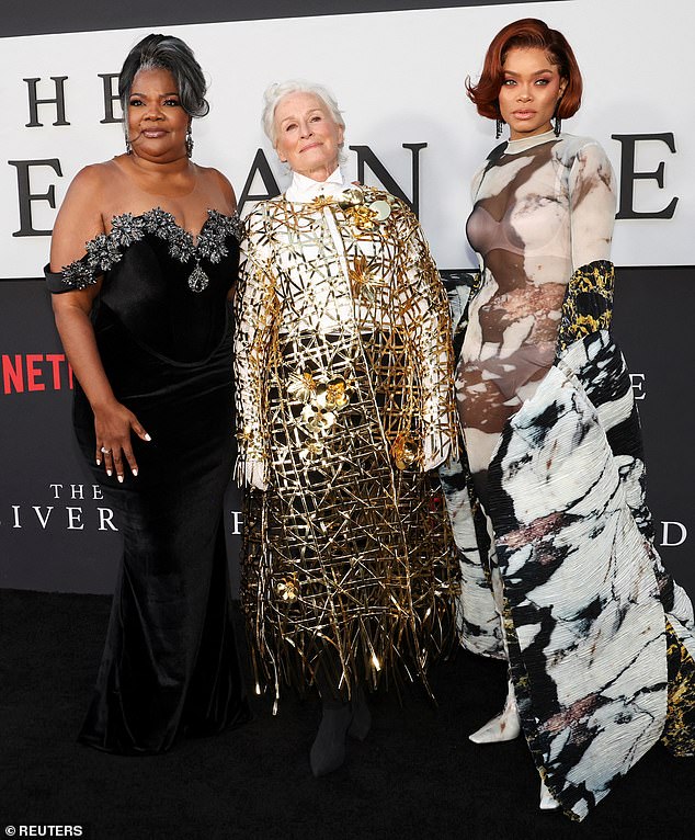 الثلاثي الموهوب يتظاهرون معًا