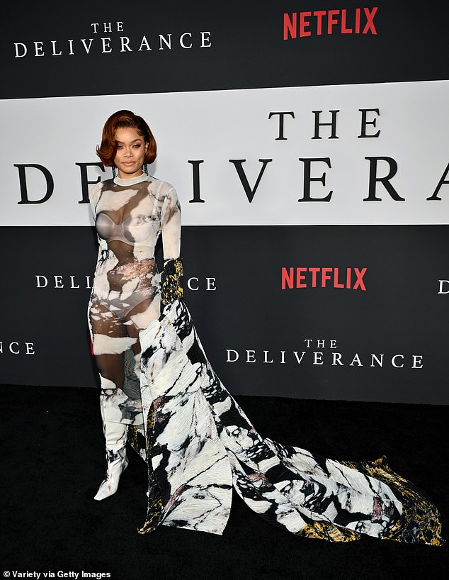 ارتدت معه زوجًا من الأحذية الطويلة التي تصل إلى الركبة بنفس النمط