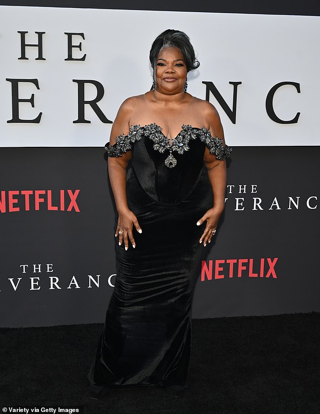 أظهرت مونيك أناقتها بفستان أسود مخملي مكشوف الكتفين مع حافة فضية