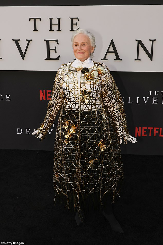 تألقت نجمة فيلم Fatal Attraction جلين بمعطف ذهبي منظم فوق قميص أبيض بأزرار وبنطلون أسود