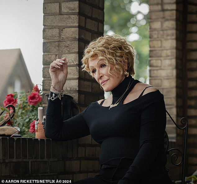 تؤدي جلين دور والدتها ألبرتا (التي تظهر في لقطة ثابتة). من المقرر عرض فيلم The Deliverance في الثلاثين من أغسطس.