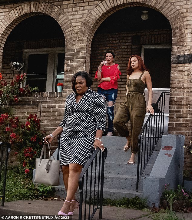 تدور أحداث فيلم The Deliverance حول شخصية أندرا إيبوني، وهي مدمنة كحوليات تبدأ في الخوف من أن أطفالها مسكونون؛ جلين ومونيك وأندرا يظهرون في مشهد ثابت.