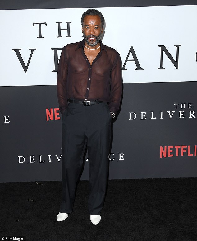 بدت لي، 64 عامًا، عصرية كما كانت دائمًا في قميص بني شفاف بأزرار وبنطلون أسود وحذاء أبيض