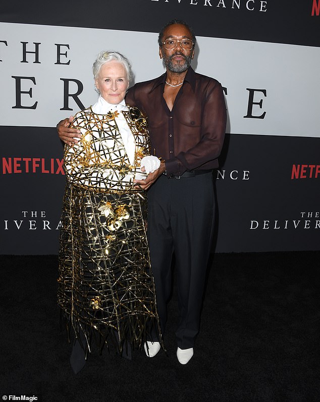 كما التقى المخرج مع جلين على السجادة الحمراء