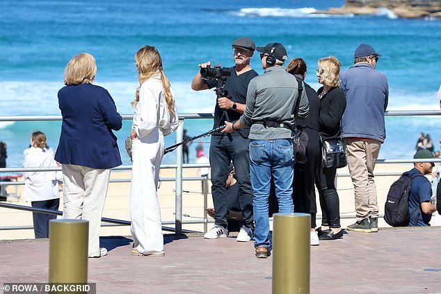 تم رصد Elle وهي تصور مع Tracy، لكن لم يتم الكشف عن الكثير حول ما تعملان عليه، على الرغم من أنه من المتوقع أن يكون هناك ملف تعريف عن Elle يتزامن مع إصدار مذكراتها