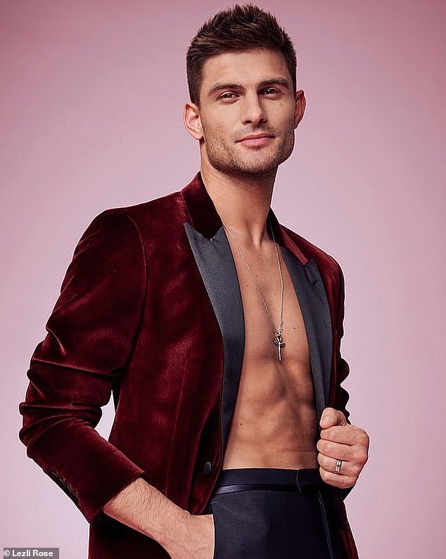 تم استدعاء المقاتل السلوفيني ألياز سكورجانيك، الذي ترك العرض في عام 2021 - ولكن ليس تحت أي ظرف - للرقص بعد أن أصبح العرض يفتقر إلى شركاء الرقص الذكور المحترفين