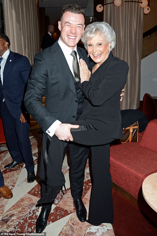 تم الإشادة بكاي ويدرينجتون، لاعب كرة القدم السابق الذي تحول إلى راقص ومصمم رقصات محترف، والذي انضم إلى العرض في عام 2021، باعتباره نجاحًا كبيرًا في إيصال أنجيلا ريبون إلى الدور نصف النهائي العام الماضي (في الصورة: الثنائي معًا في حفلة في فبراير)