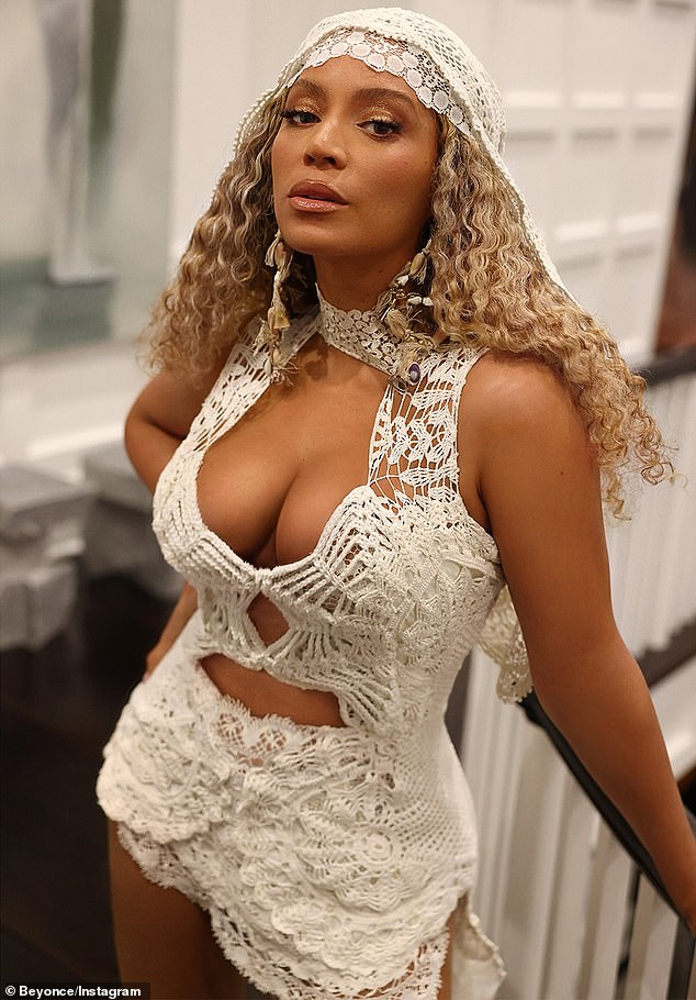 تركت شعرها الفاخر ينسدل فوق كتفيها، وأكملت إطلالتها بقلادة عالية ومجموعة مزخرفة من الأقراط