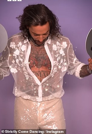 كما لو كان ذلك بفعل السحر، تحولت ملابس نجمة TOWIE الكاجوال إلى مجموعة مرصعة بالترتر جاهزة للرقص