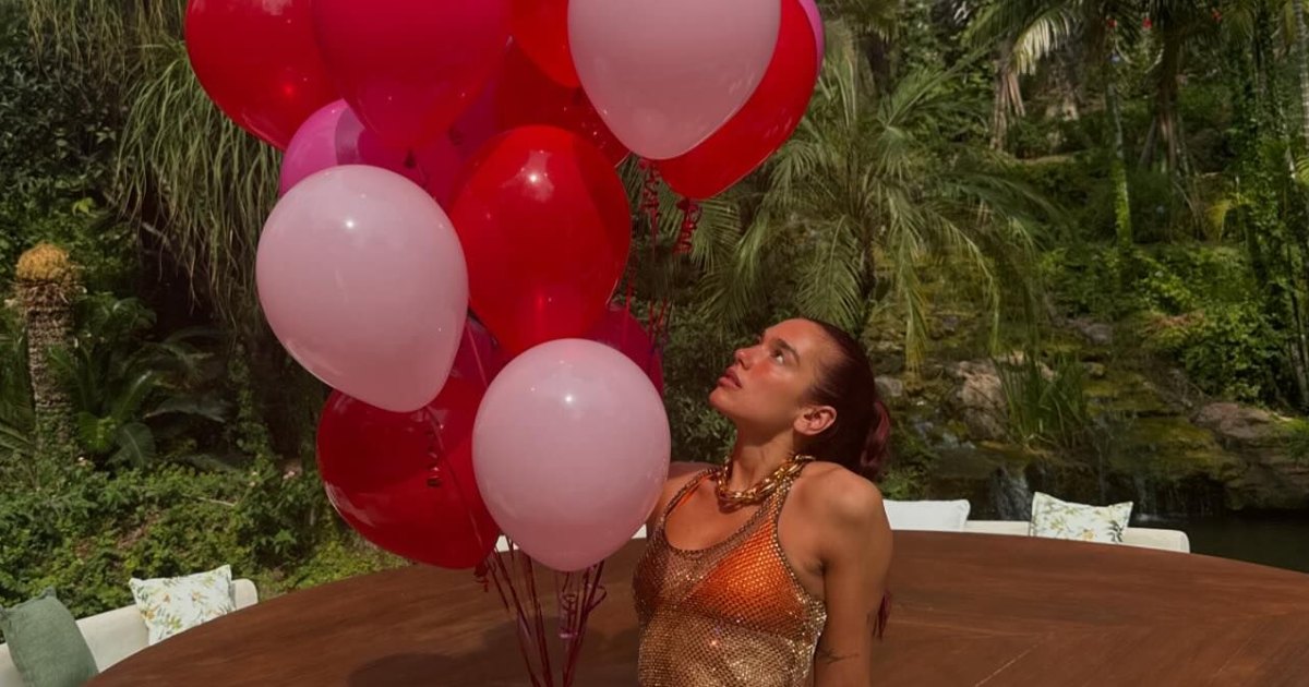 Dua Lipa يحتفل بعيد ميلاد التاسع والعشرين في Top Sparkly و Bikini
