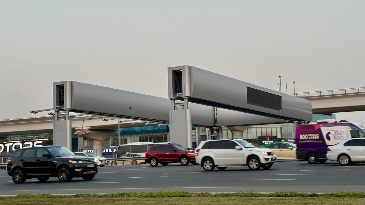 بوابة سالك للتعرفة المرورية قبل شارع الميدان باتجاه الشارقة.