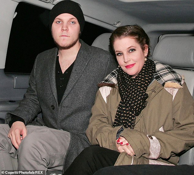 أطلق بنيامين كيو النار على نفسه في قصر عائلته في يوليو 2020 عن عمر يناهز 27 عامًا بعد مشاجرة مع صديقته؛ تم تصويره مع والدته ليزا ماري في عام 2012