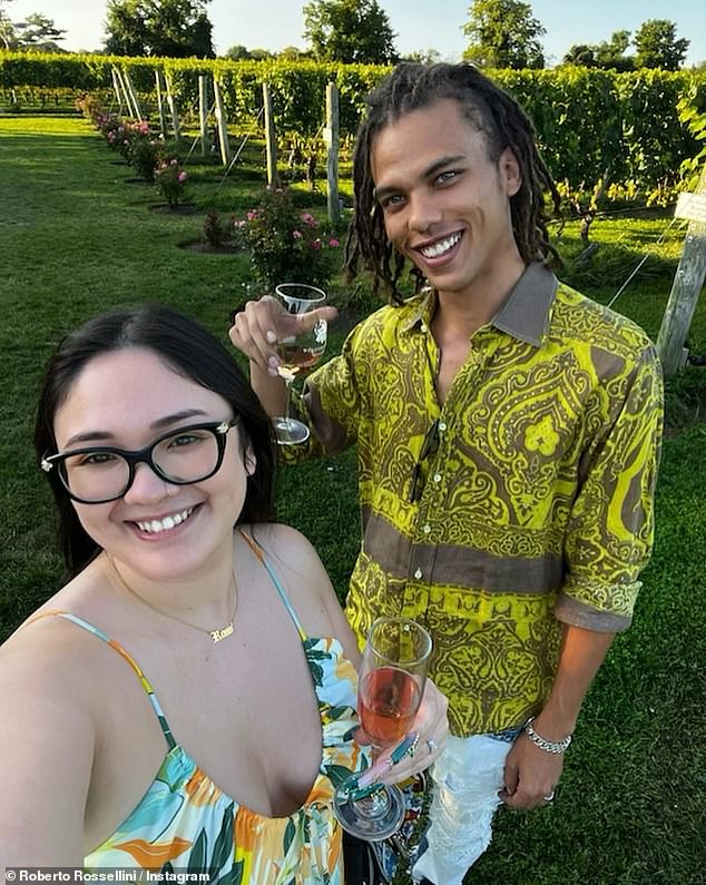 بدا كاي مذهلاً في ثوب أبيض وحجاب بينما ارتدى روبرتو بدلة سوداء بلون فضي. وكتبت على وسائل التواصل الاجتماعي: 