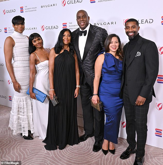 استعرض ماجيك جونسون عائلته الكبيرة في سبتمبر 2023. كان أسطورة كرة السلة على السجادة الحمراء في حفل إليزابيث تايلور لإنهاء الإيدز في فندق بيفرلي هيلز