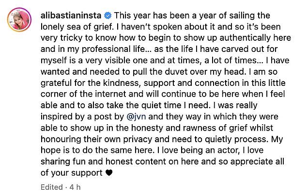 في ديسمبر، اعترفت الممثلة بأنها لا تزال تعاني من حزنها بعد وفاة صديقتها المقربة، لو