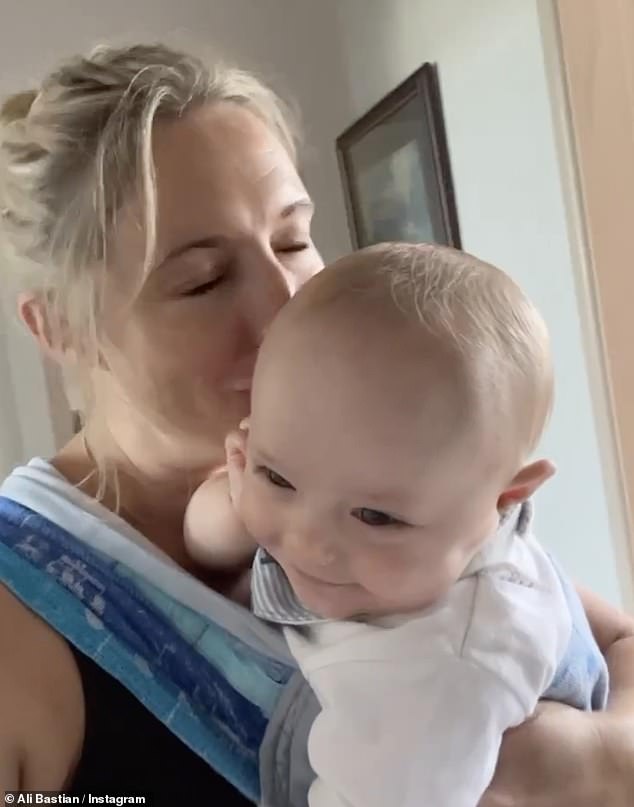 كانت علي ترضع ابنتها إيزابيلا، 19 شهرًا - أصغر أطفالها من زوجها ديفيد أوموني - عندما عثرت على كتلة