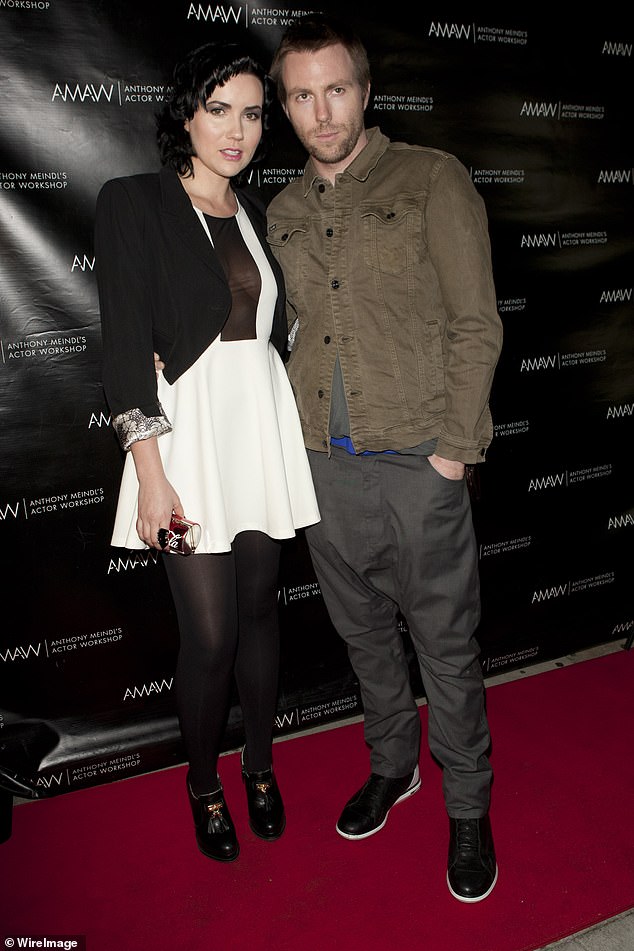 وكان كينج قد أصدر في وقت سابق بيانًا ينتقد تصرفات حماته شير، قائلًا إنها 