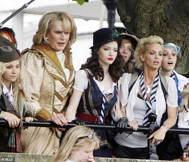 إيفريت في شخصية الآنسة فريتون في موقع تصوير فيلم St Trinian's 2: The Legend of Fritton's Gold مع سارة هاردينج وتالولا رايلي