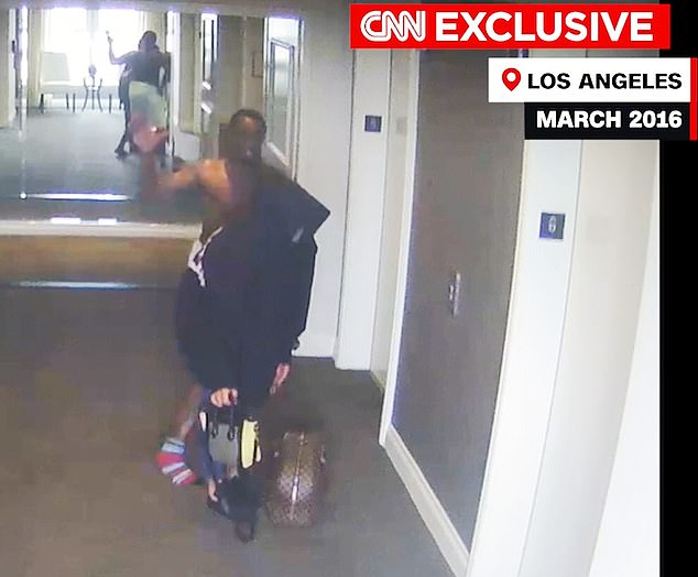 ويظهر الفيديو الذي حصلت عليه شبكة CNN، مغني الراب عاري الصدر ومغطى بمنشفة حول خصره، وهو يطارد كاسي في الردهة بفندق إنتركونتيننتال في سنتشري سيتي قبل أن يمسك بها ويركلها.