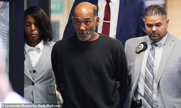 ألقت الشرطة القبض على كليفتون ويليامز بعد أن تعرف عليه أحد الضباط باعتباره الرجل الذي لكم الممثل ستيف بوسيمي في هجوم عشوائي في مانهاتن في 8 مايو.