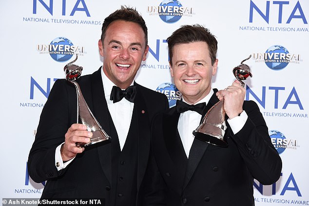 فاز الثنائي Geordie Ant و Dec بجائزة أفضل مقدم برامج تلفزيونية 22 مرة حتى الآن، وسيحاولان تحقيق رقم قياسي جديد يتمثل في الفوز للمرة الثالثة والعشرين (في الصورة في حفل 2023)