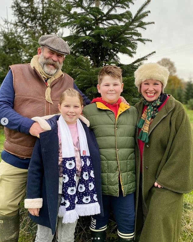 ديك، الذي لديه طفلان بالغان جيمس، 40 عامًا، وشارلوت، 38 عامًا، من زواجه الأول، لديه أيضًا آرثر، 11 عامًا، ودوروثي، 10 أعوام، من زواجه من أنجيل، (في الصورة)