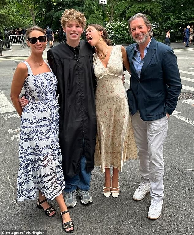 شاركت تورلينجتون صورة نادرة للغاية مع أطفالها وزوجها بعد حضورهم حفل تخرج ابنها فين البالغ من العمر 18 عامًا في وقت سابق من هذا العام