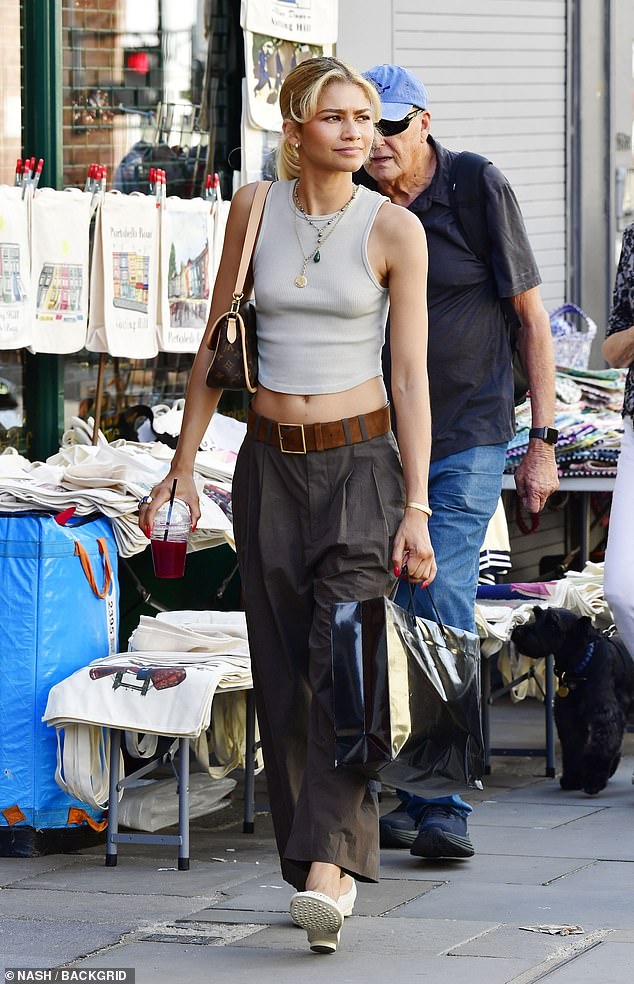 كانت زندايا مرتاحة للغاية أثناء التجول في شمس لندن في شهر يوليو