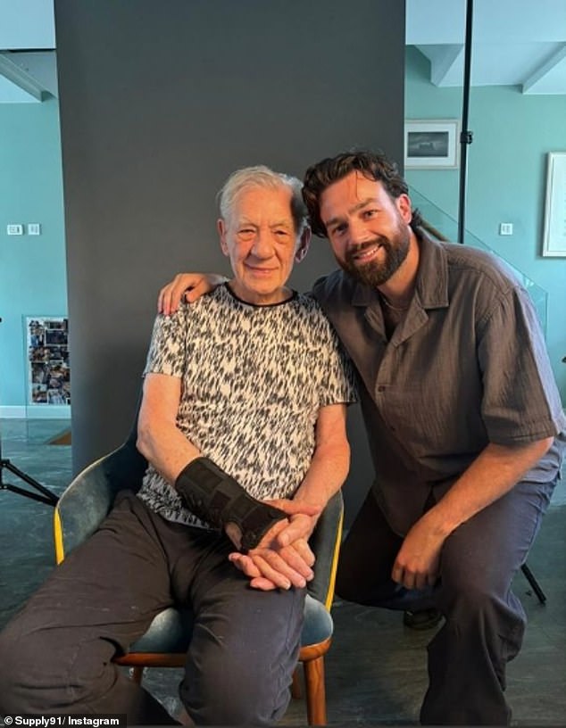 وقال إيان، الذي يرتدي الآن دعامة للعنق ودعامة للرسغ: 