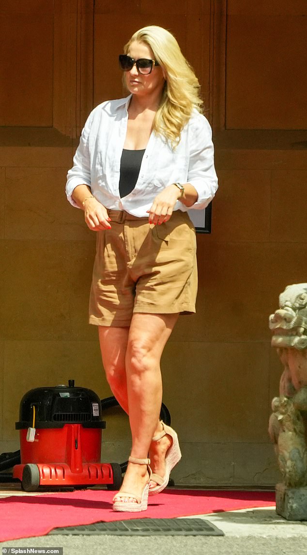 تعمل ألكسندر كمستشارة علاقات، ويقول موقعها على الإنترنت إنها تتبع 