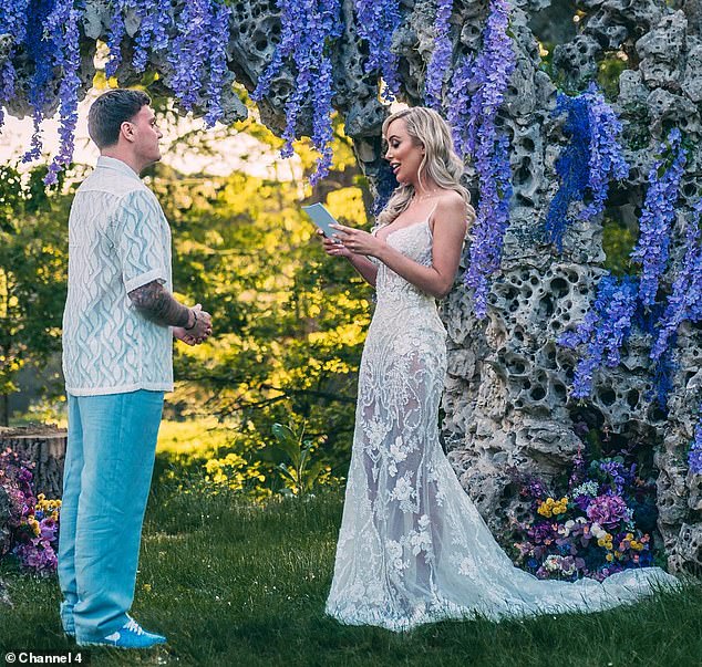 قبل بضعة أشهر من ظهورها بمظهرها الناعم، انضمت إيلا إلى برنامج 