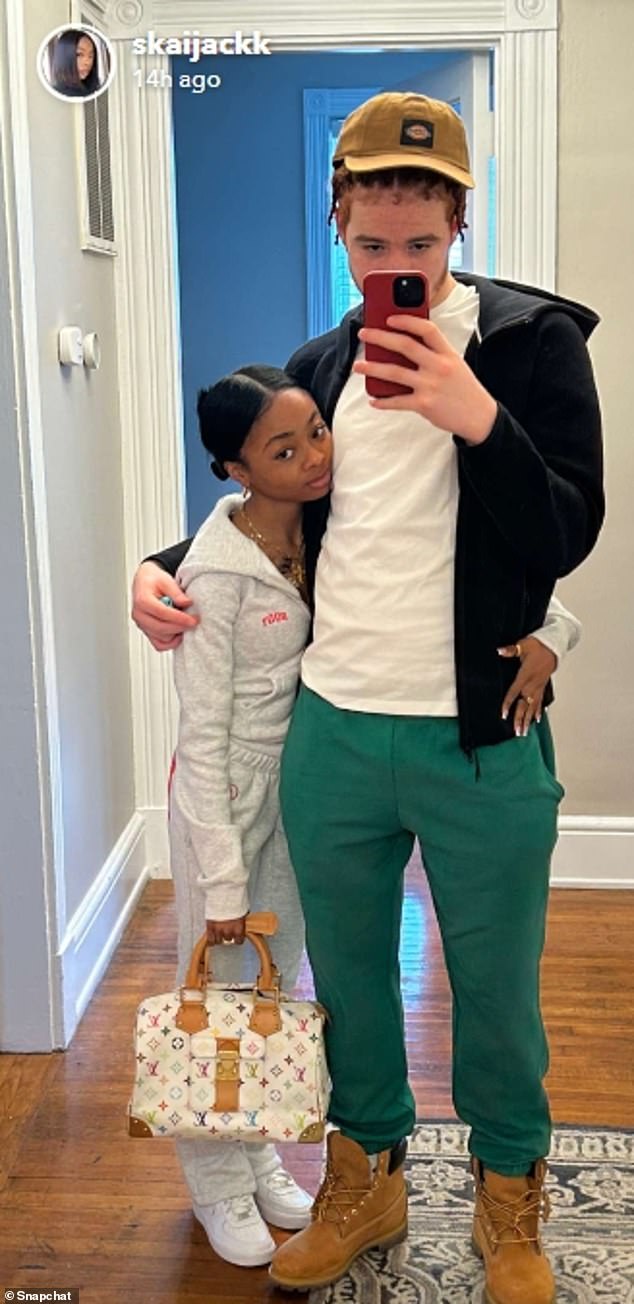 قبل شهر تقريبًا، تم القبض على الممثلة البالغة من العمر 22 عامًا في 8 أغسطس في Universal Studios CityWalk في لوس أنجلوس، كاليفورنيا بعد مشادة مزعومة مع صديقها.