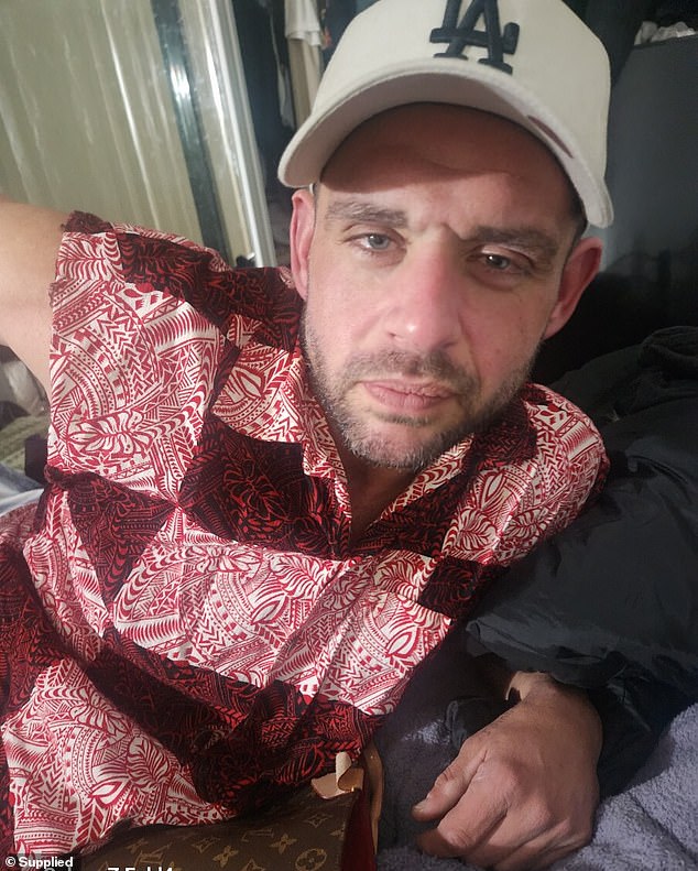 تأتي منشورات شانس المثيرة للقلق مؤخرًا بعد أيام قليلة من نقل حفيد بول جيك، 34 عامًا، (في الصورة) الذي تعرض للضرب بسبب الجليد إلى مركز إعادة تأهيل في سجن قاتم