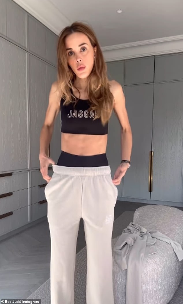 في الأسبوع الماضي، حصدت بيك إعجابات ونقرات على إضافة منتجاتها إلى عربة التسوق لعلامتها التجارية للملابس الرياضية JAGGAD من خلال تصوير نفسها وهي تتلوى في شورت أسود لركوب الدراجات