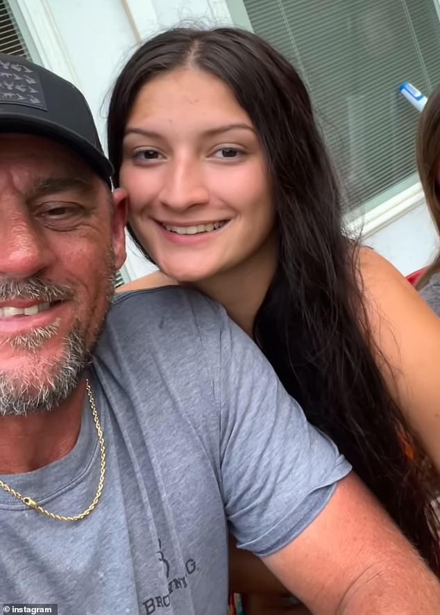 دوفرين في الصورة مع ابنة ويلز ألانا، 20 عاما، التي تعيش معه في منزل الطفولة الذي أعاد بناؤه