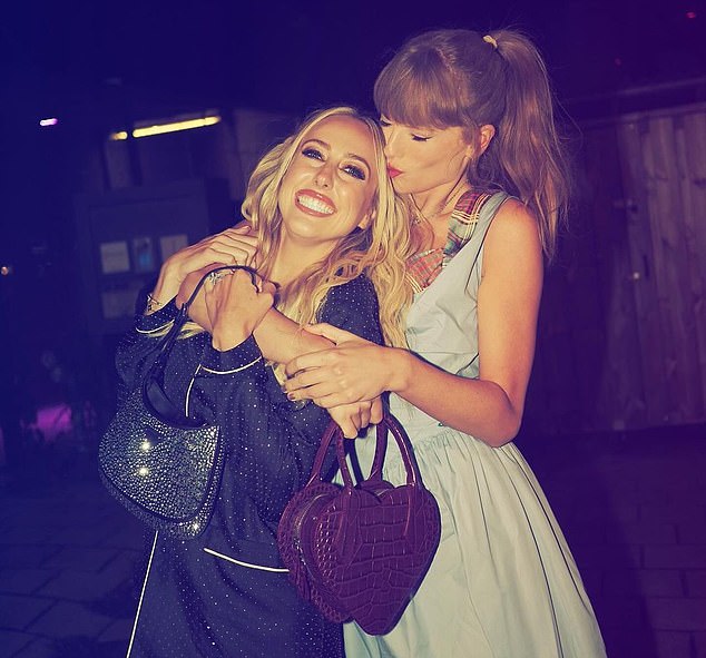 نشأت صداقة وثيقة بين بريتاني ماهومز وتايلور سويفت على مدار الأشهر الاثني عشر الماضية - لكنها أثارت ردود فعل عنيفة في الأسابيع الأخيرة بسبب التوجه السياسي للأولى