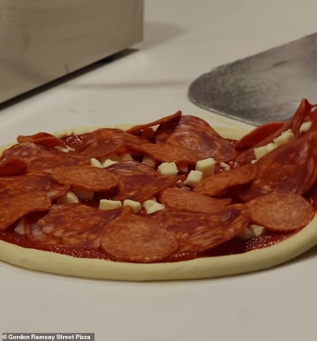 تعرض جوردون لانتقادات شديدة من قبل أحد المعجبين بعد ظهور صورة لبيتزا بلا قاع، حيث قال أحد العملاء إنها تبدو مثل البيتزا المقدمة في JD Wetherspoon