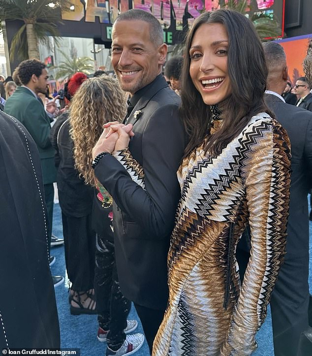 في الشهر الماضي تم الكشف عن أن جروفود اتصل بخطيبته بيانكا والاس للإدلاء بشهادتها في المحكمة (في الصورة معًا)