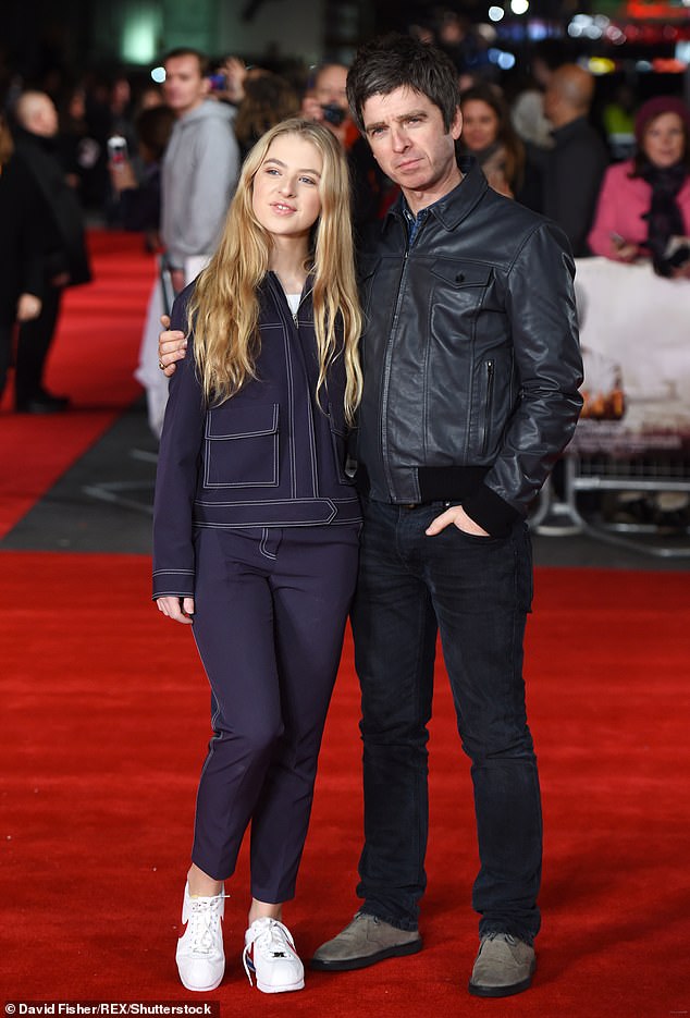 شاركت أناييس مؤخرًا في مناقشة تذاكر Oasis وردت على المشجعين 