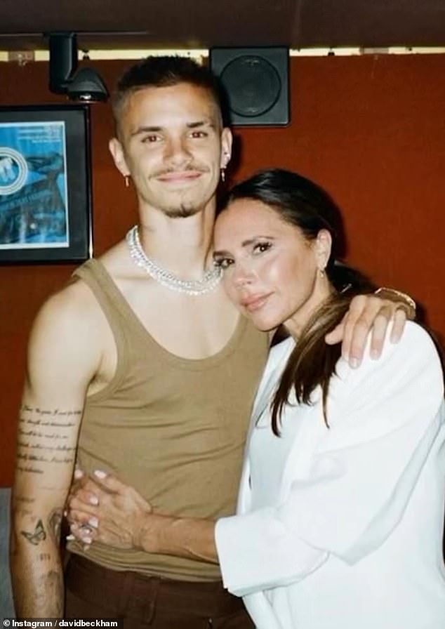 يبدو أن روميو، البالغ من العمر 22 عامًا، يأمل في السير على خطى والدته فيكتوريا حيث وقع عقدًا مع وكالة الأزياء الباريسية الرائدة Safe Management