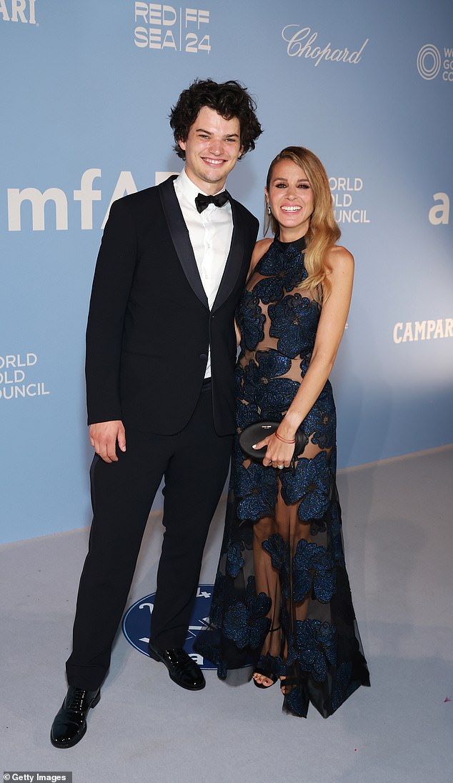 التقطت صورة جميلة مع ابن زوجها أثناء توجههما إلى الحفل الرائع