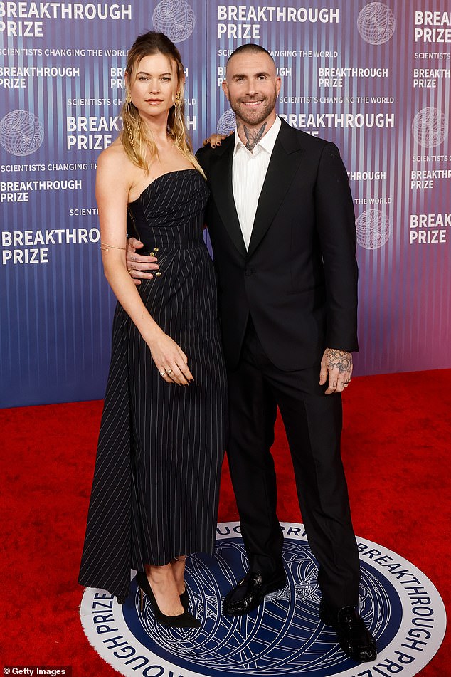 انغمست العارضة في عملها بعد مرور 10 سنوات على زواجها، والتي احتفلت بها مع آدم ليفين، 45 عامًا، نجم فرقة Maroon 5، في المكسيك (الصورة بتاريخ 13 أبريل 2024)