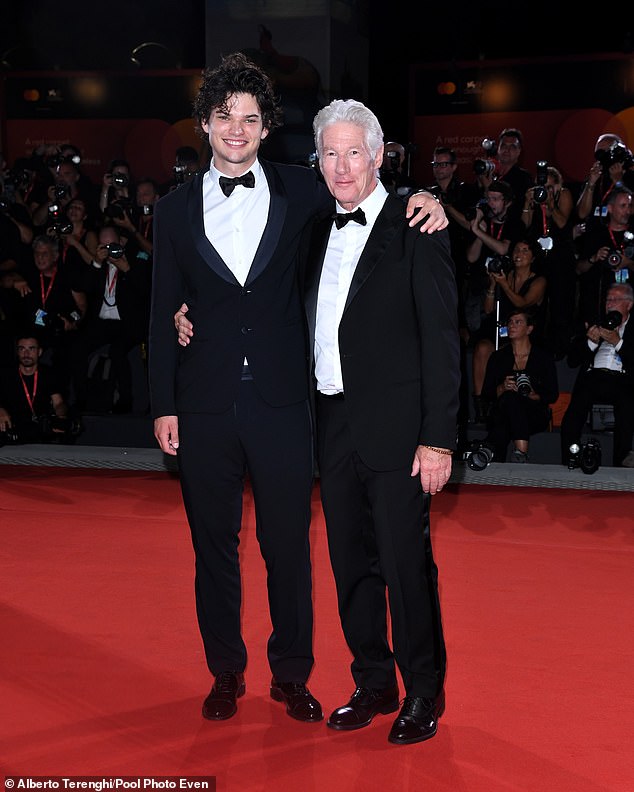 ولكن ريتشارد لم يكتف بالمرح مع زوجته، بل كان يستمتع أيضًا مع ابنه هومر، حيث كان الثنائي يلتقطان سلسلة من الصور الجميلة معًا على السجادة الحمراء.