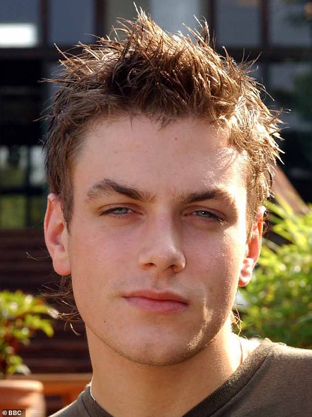 خلال فترة وجوده في أكاديمية الشهرة، تمكن جاري من دخول المنزل المشترك الشهير. وقد أنقذه زملاؤه الطلاب ثم أنقذه المعجبون مرتين قبل أن يصبح الطالب الرابع الذي يتم إرساله إلى المنزل