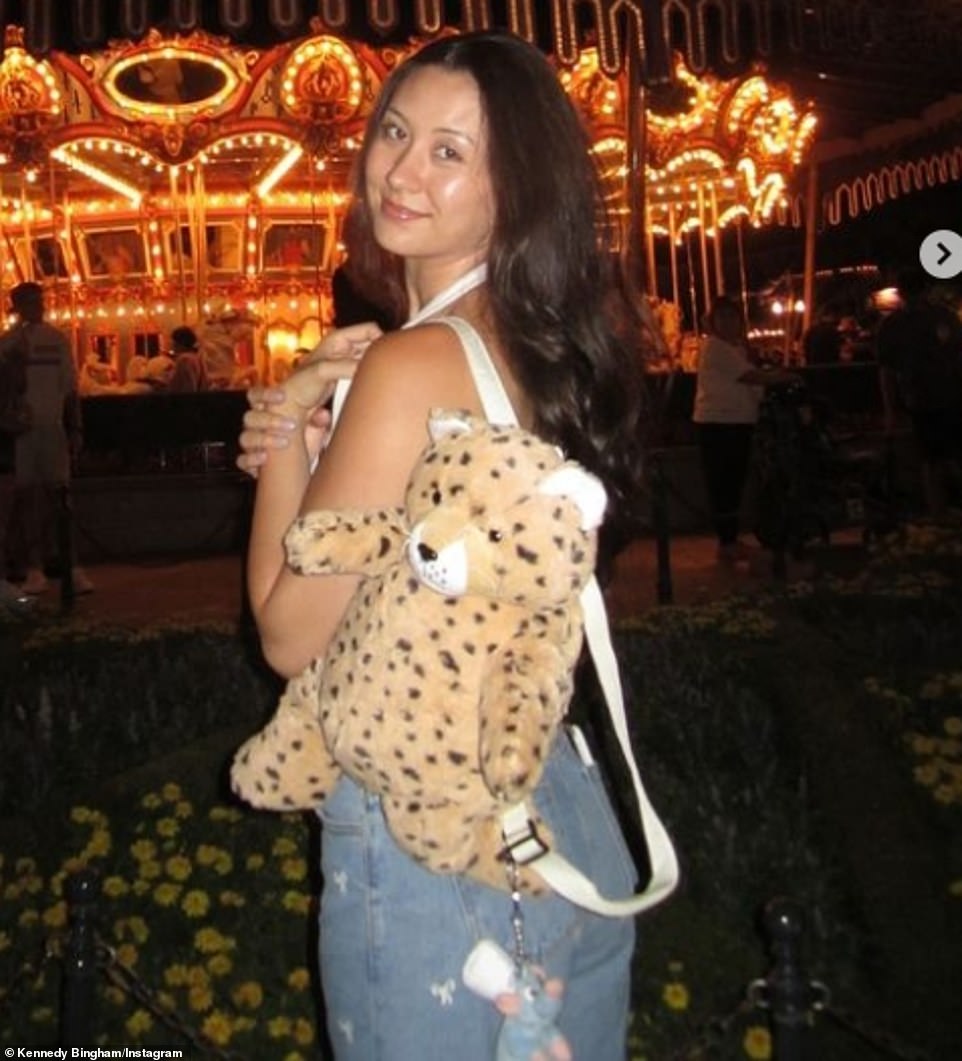 كان متابعو كالبو غاضبين من أن المؤثرة قد تحول مثل هذا الحدث العائلي الجميل إلى موقف قبيح فقط لجذب انتباه وسائل الإعلام. لقد أصبح التصيد هو القاعدة عبر الإنترنت وله تأثير سلبي على الصحة العقلية؛ كينيدي هنا في ديزني لاند