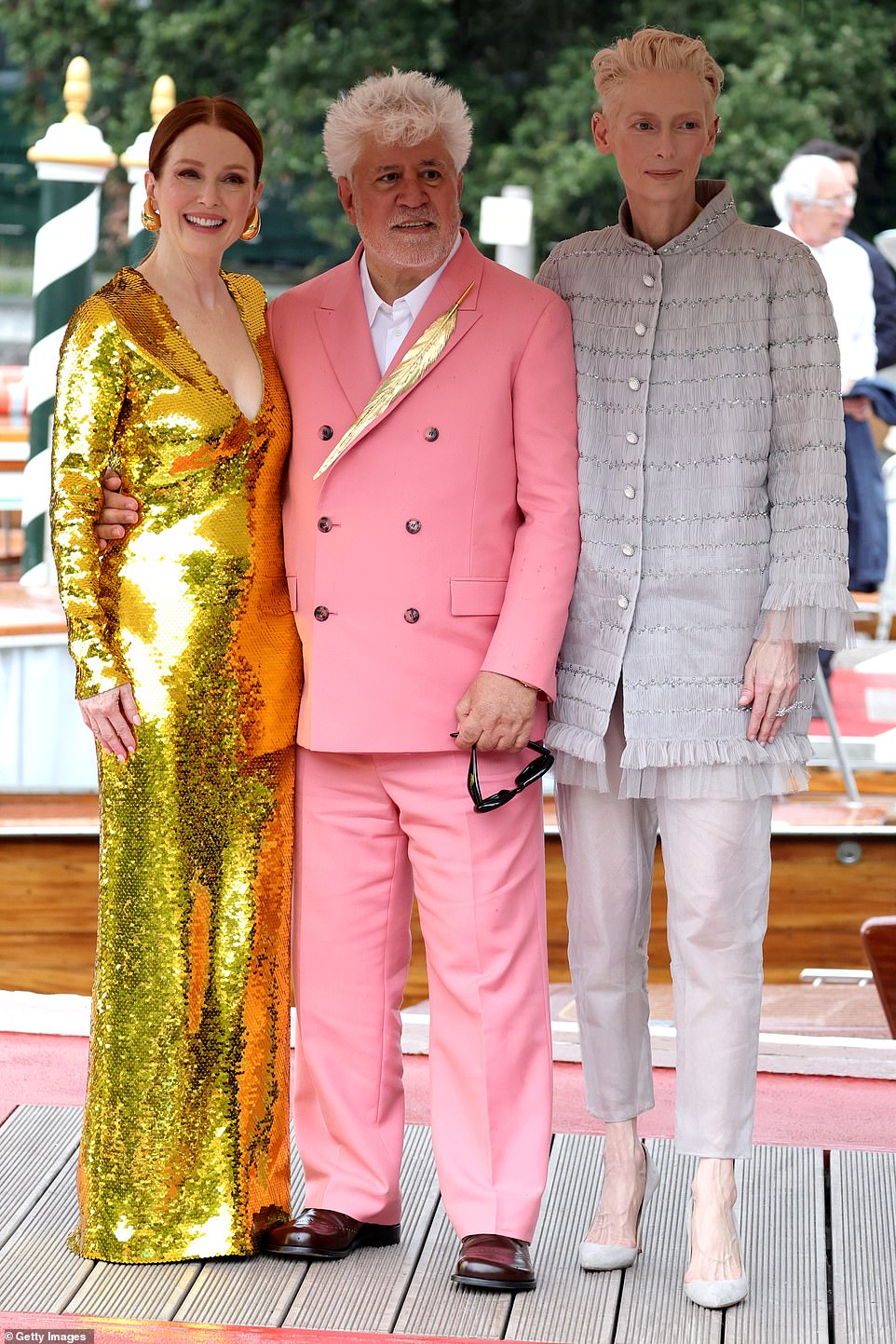 ارتدى مخرج الفيلم ألمودوفار بدلة وردية فاتحة