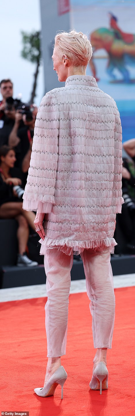 لقد كانت ترتدي مظهرًا رماديًا