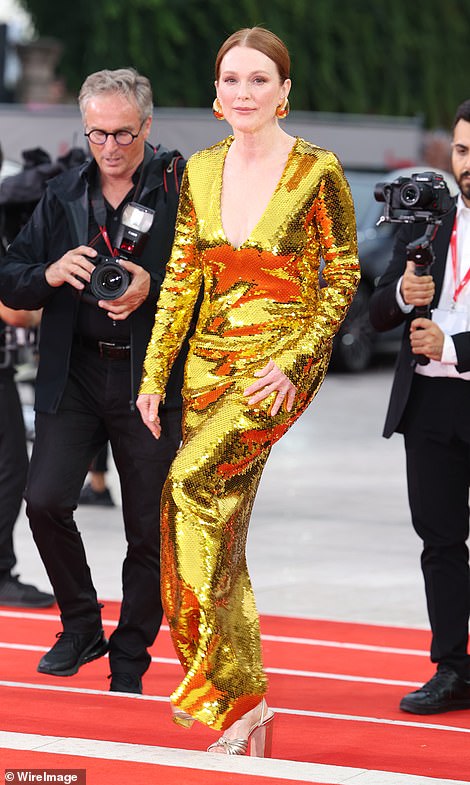 كانت ترتدي حذاء بكعب فضي شاهق، بينما كانت تسحب شعرها الأحمر للخلف