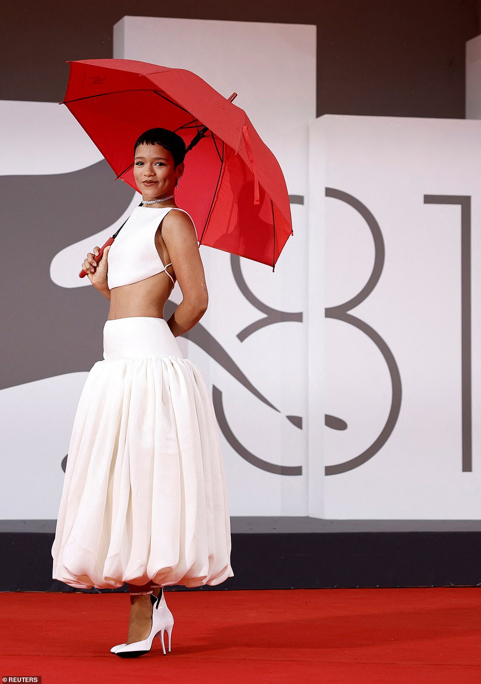 لقد استعرضت جسدها المذهل